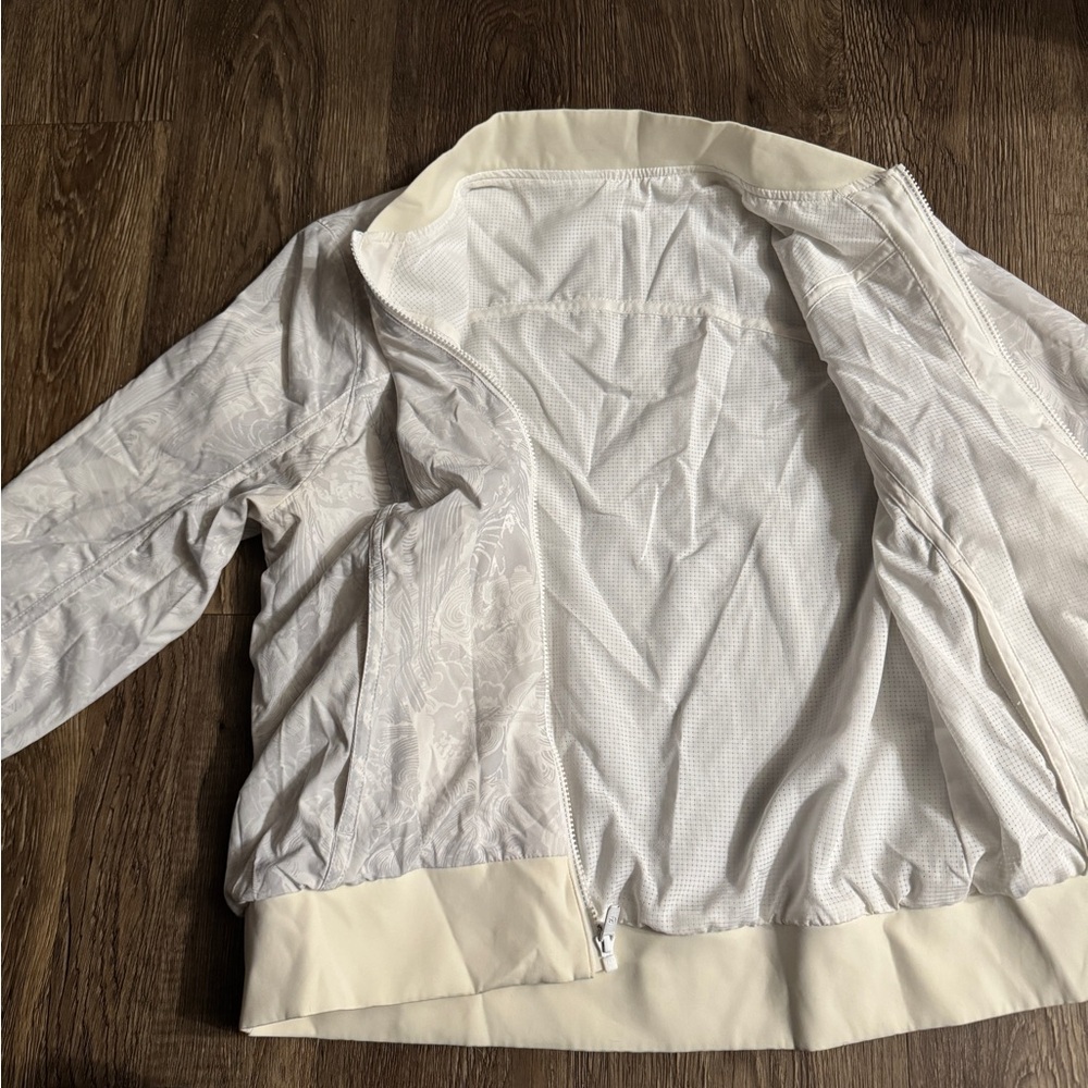Lululemon: Women's Reversible Insulated
Windbreaker Jacket - Picture 15 of 16